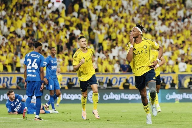 Selebrasi Mohamed Simakan usai mencetak gol di laga Al Nassr vs Al Hilal. © AlNassrFC