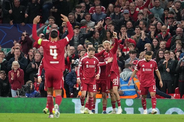 ITUGOL Streaming : Hugo Ekitike merayakan gol bersama rekan-rekan setim dalam laga leg kedua babak 16 besar Liga Champions antara Liverpool vs Galatasaray di Anfield, 19 Maret 2026 © AP Photo/Jon Super