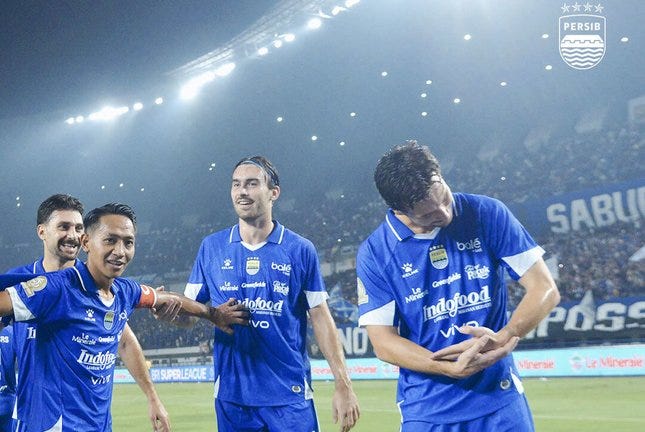 ITUGOL Streaming : Selebrasi Thom Haye (kanan) di laga Persib Bandung vs Persik Kediri di BRI Super League, Senin (09/03/2026). © Dok. Persib Bandung X