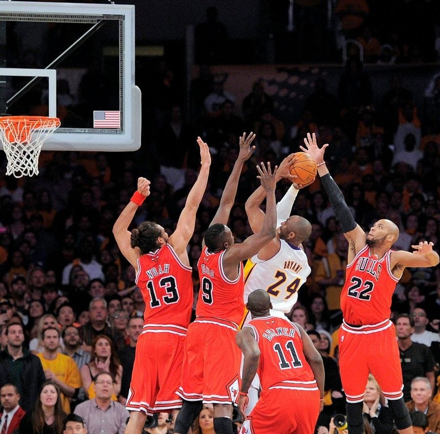 Kobe shooting the ball over several Chicago Bulls players