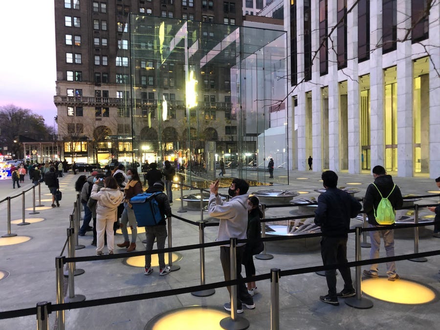 The line outside Apple.