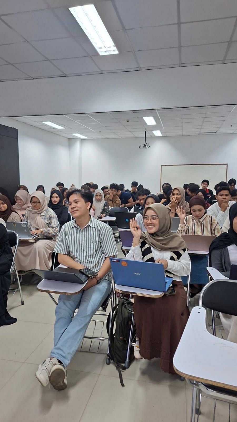 Pelatihan Graphic Design Menggunakan CapCut dan Canva Tingkatkan Kompetensi Mahasiswa FIKOM UMRI di…