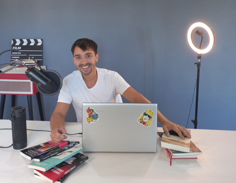 Facundo Rubiño, emprendedor y creador del podcast MONSTRUOS, BRUJAS Y Y MAGAS, en su estudio de grabación rodeado de libros y frente a micrófono
