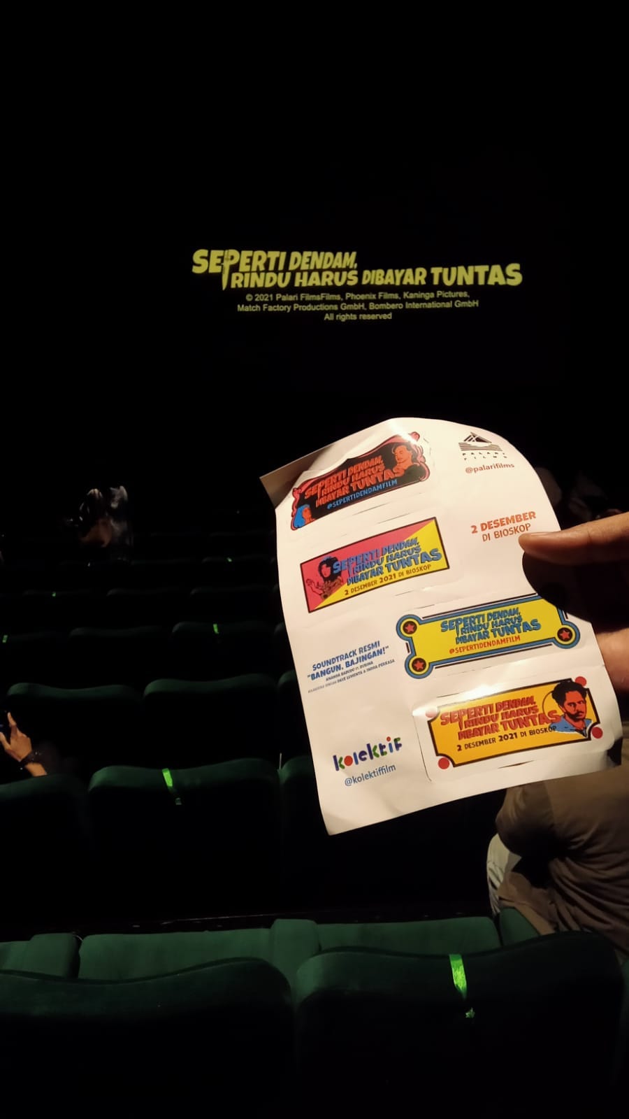 Stiker yang dibagikan oleh panitia untuk premiere film Seperti Dendam, Rindu Harus Dibayar Tuntas.