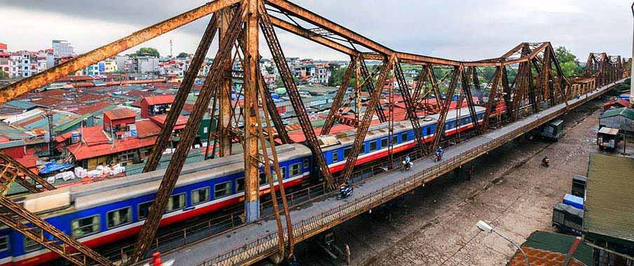 Train in Hanoi — Long Bien Bridge