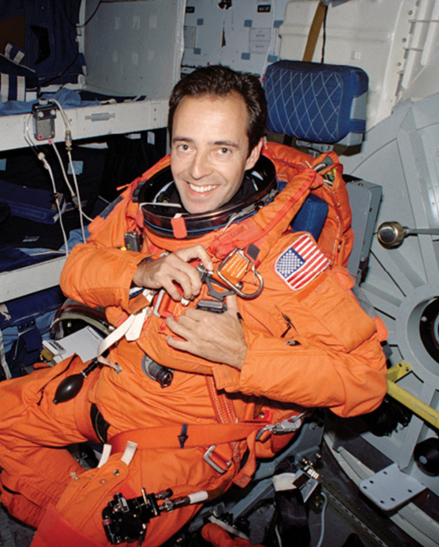 Imagem de Astronauta sentado na cadeira com a espuma criada especialmente para a NASA