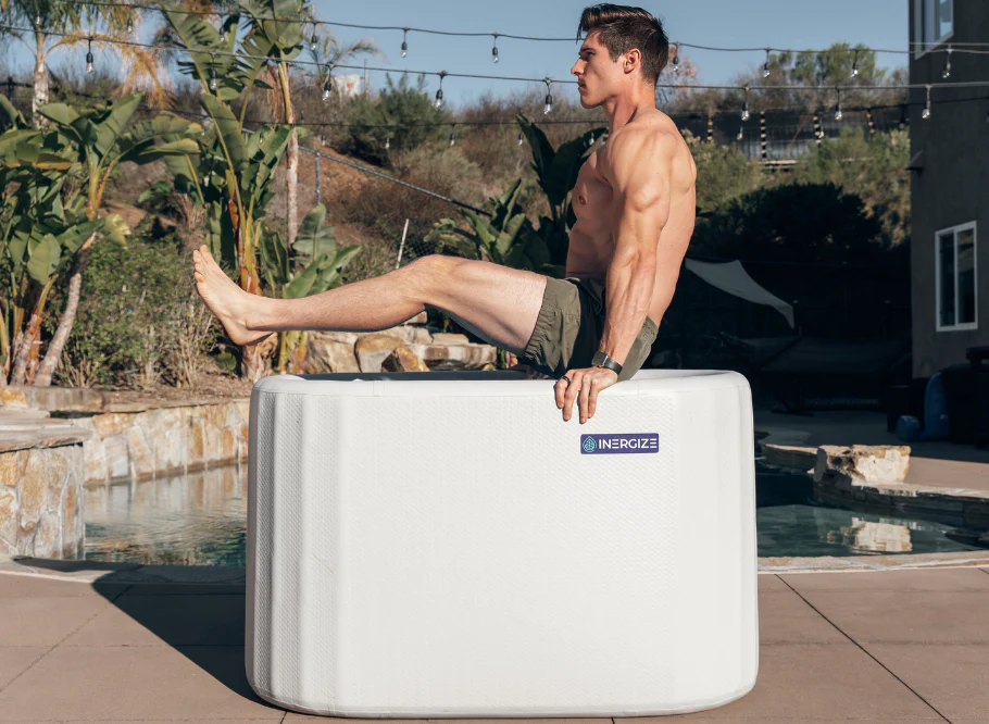 guy doing a hanging leg raise from a cold plunge tub