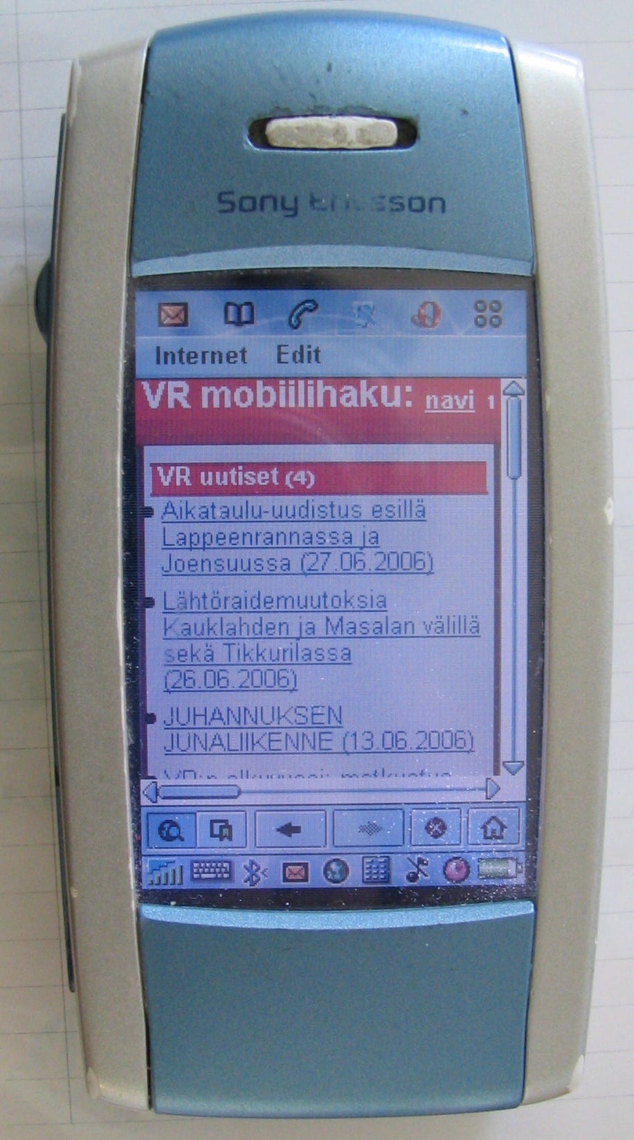 Sony Ericsson P800 phone showing a web browser