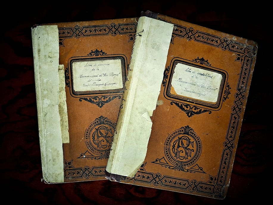 Libros de registro de la cofradía de S.R. de Quintanaopio | Imagen: Jorge Plaza Bárcena.