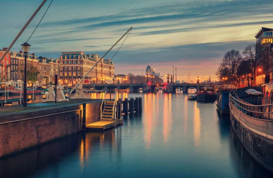 source: https://www.tripsavvy.com/traveling-to-amsterdam-in-november-1456511