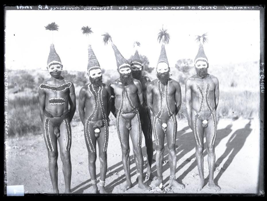 Groupe d’hommes Arunta decorés pour le corroborée d’Ilyarnpa (Monts McDonnell, Australie) Francis James Gillen