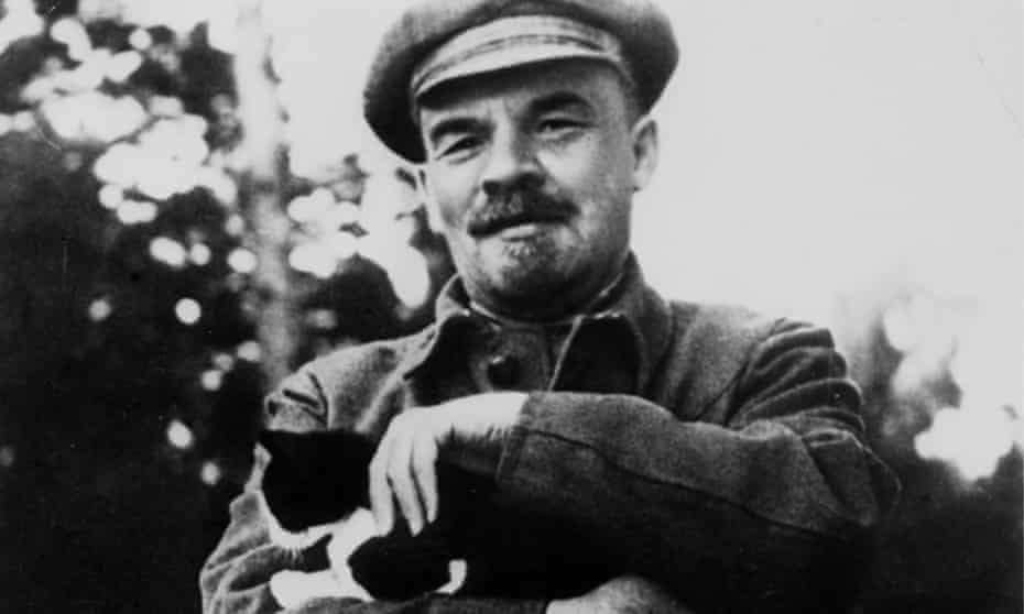 Black and white picture of Vladimir Lenin holding a cat with ‘tuxedo’ markings