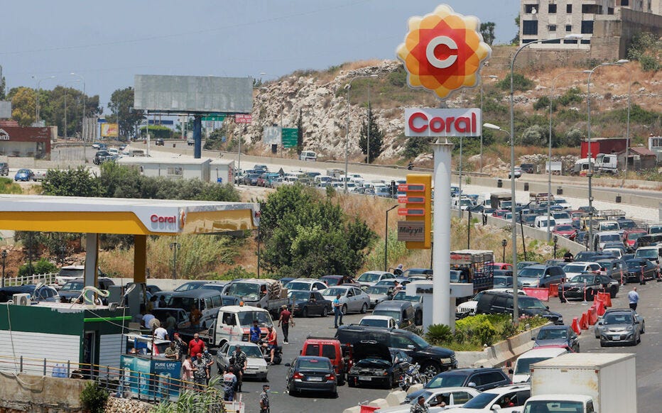 Longue file de voitures attendant de pouvoir faire le plein dans une station service au Liban en juin 2021. En 2022, le Liban a mis fin aux dernières subventions sur le carburant, qui est désormais vendue en fonction du taux de change du dollar américain sur le marché noir. Crédit : Reuters