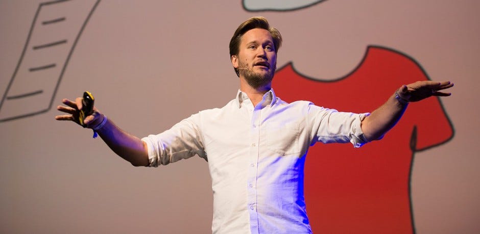 Erik Modig på scenen under Webdagene 2016.