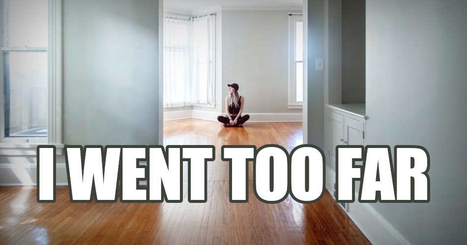 Imagem de um meme com uma foto de uma pessoa sentada em uma sala vazia, acompanhada da frase "I went too far". Em português: "Eu fui longe de mais"