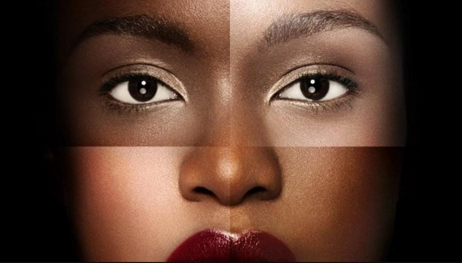 Imagem de rosto dividida em 4 quadrantes, sendo em cada um deste a pele desta mulher negra está com uma tonalidade diferente, exemplificando a diversidade entre a pigmentação da pele negra.
