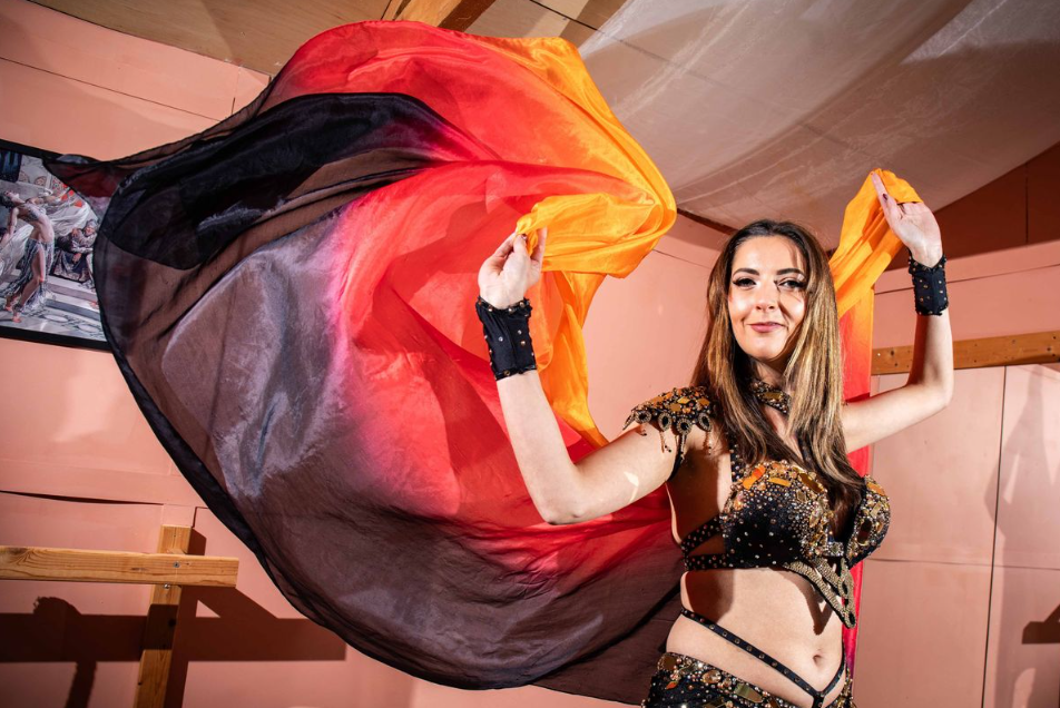 I quit my job as an Emirates flight attendant to be a Belly Dancer?—?N