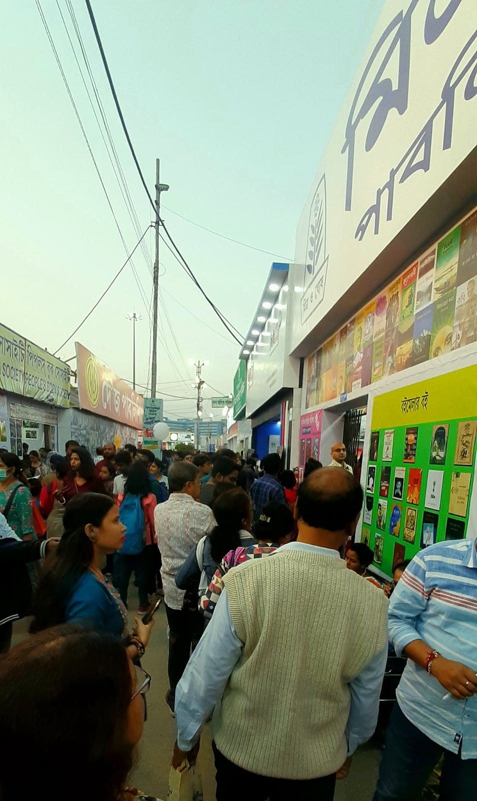 People standing in queue to enter the mitra and ghosh publication in the kolkata Book fair 2023
