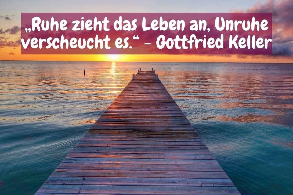 Steg auf den See und Zitat: „Ruhe zieht das Leben an, Unruhe verscheucht es.“ - Gottfried Keller