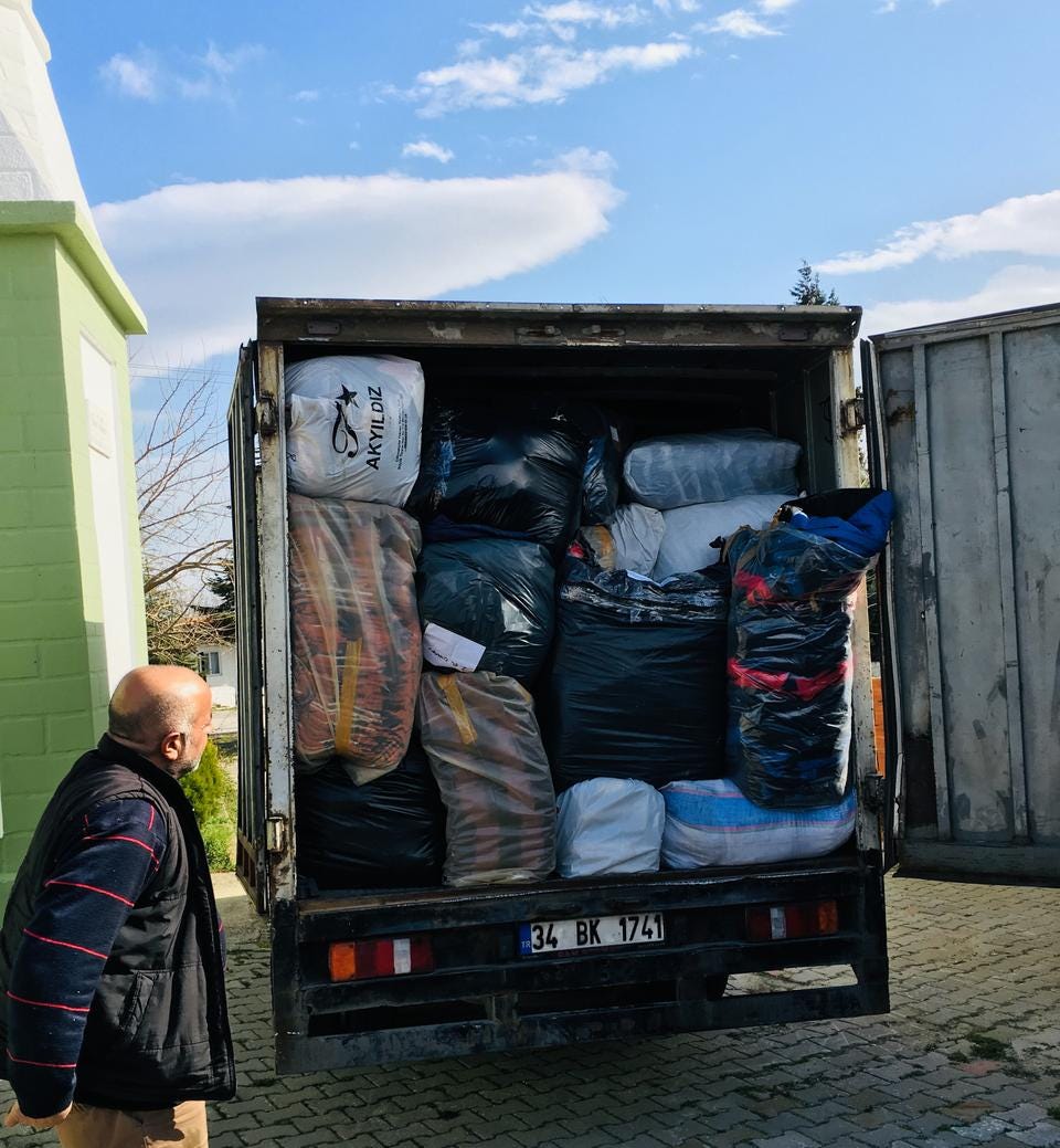 Mantas, tiendas, zapatos, ropa y otros artículos esenciales donados en las oficinas del Mufti de Ipsala. (Foto: TRT World)