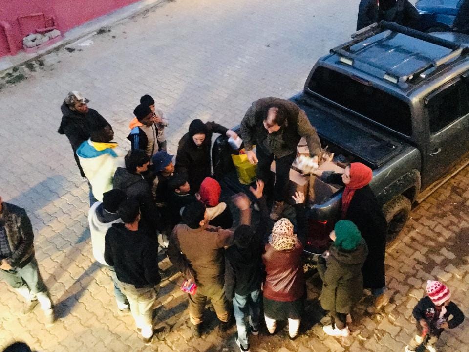 Los voluntarios reparten ayuda humanitaria en Saricaali. (Foto: Elis Gjevori / TRT World)