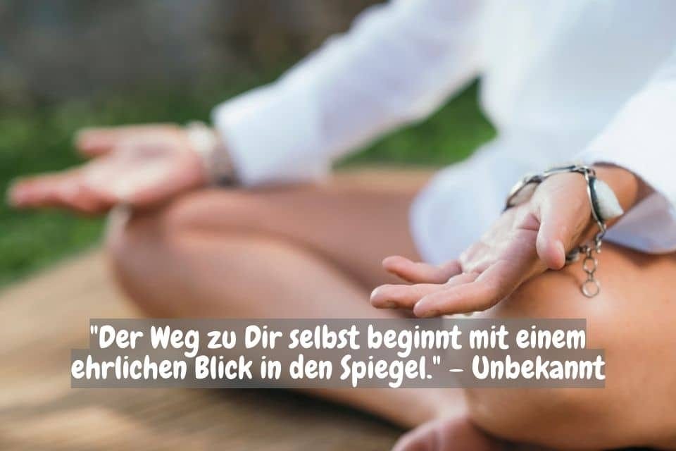 Eine Person sitzt im Freien im Schneidersitz und meditiert. Die Hände sind auf den Knien abgelegt, die Finger in einer Mudra-Position. Unten im Bild befindet sich ein Zitat auf Deutsch: