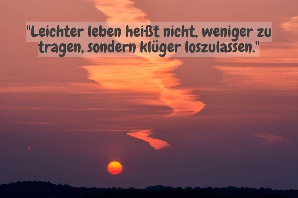 Neuanfänge wagen - Ein atemberaubender Sonnenuntergang mit warmen Farbtönen und einer Reflexion auf dem Wasser. Über dem Horizont steht das Zitat: