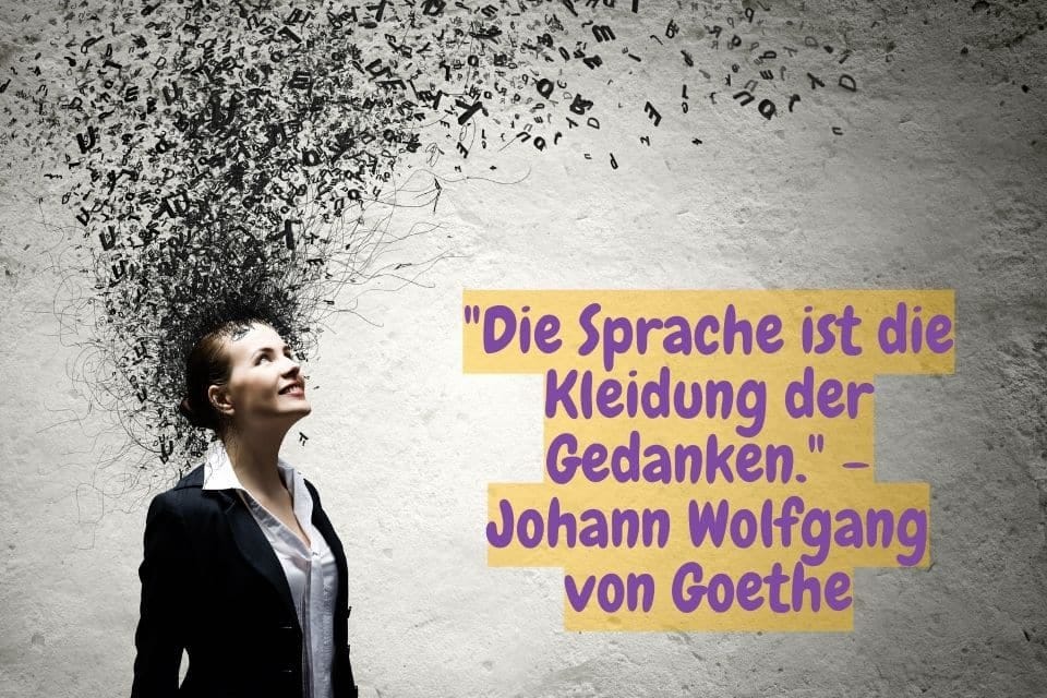 Das Bild zeigt eine lächelnde Frau in einem schwarzen Blazer, aus deren Kopf zahlreiche Buchstaben und Symbole wie Gedanken nach oben und zur Seite strömen. Daneben steht das Zitat: