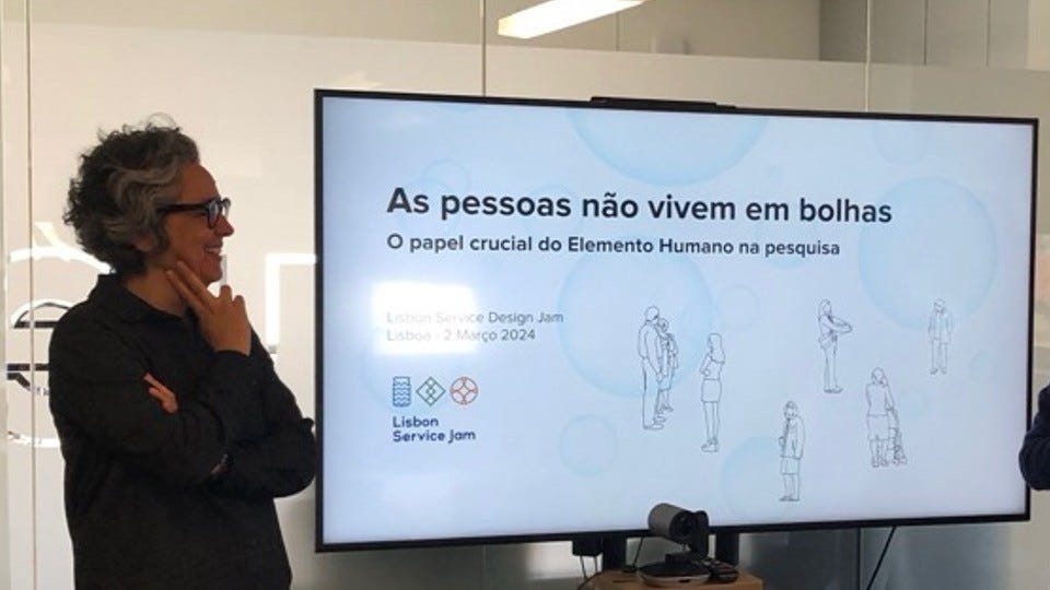 Raquel Félix na sua talk na Lisbon Service Jam 2024, apresentando um slide que diz que “as pessoas não vivem em bolhas”.
