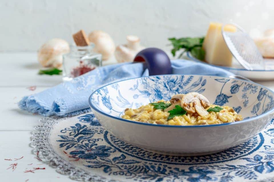 Cremiges Safran-Risotto mit gebratenen Pilzen