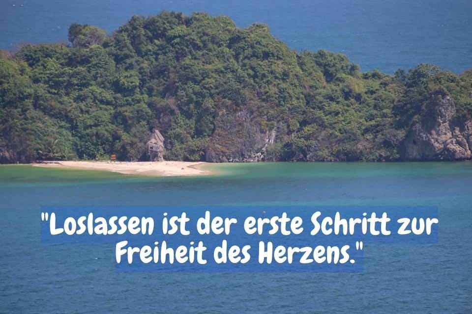 Loslassen Rituale Pfade zur inneren Freiheit - Das Bild zeigt einen einsamen Strand mit feinem Sand, umgeben von grüner Vegetation und klarem Wasser. Im Zentrum des Bildes steht eine kleine Hütte direkt am Strand. Über dem Bild ist der Satz