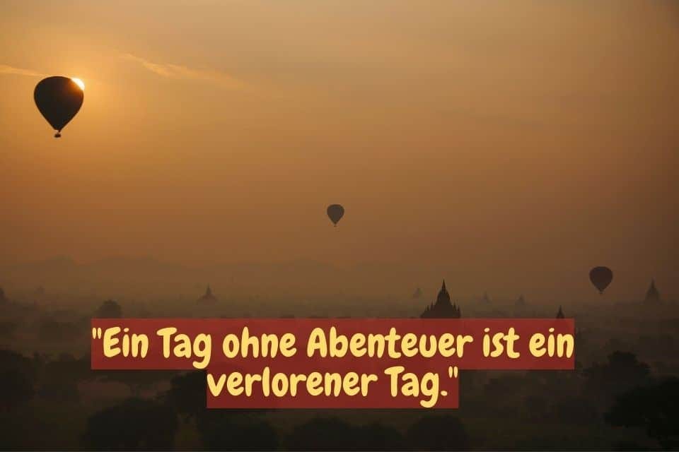 80 magische Weisheiten | die Dich inspirieren werden - Das Bild zeigt mehrere Heißluftballons, die während eines orangefarbenen Sonnenaufgangs über eine neblige Landschaft schweben. Darunter steht das Zitat: