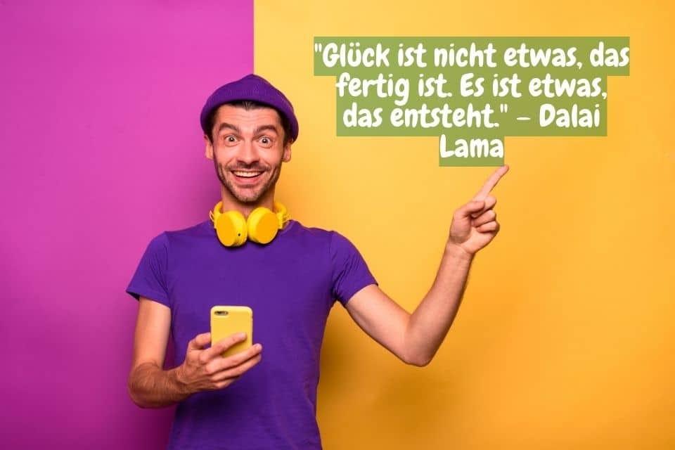 Ein fröhlicher Mann in lila Shirt und Mütze mit gelben Kopfhörern zeigt auf ein Zitat, während er sein Handy hält. Der Text lautet: