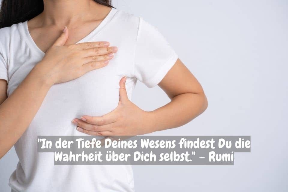 Eine Person in einem weißen T-Shirt legt eine Hand auf die Brust und die andere auf den Bauch, als ob sie tief in sich hineinhört. Unten im Bild befindet sich ein Zitat von Rumi auf Deutsch: