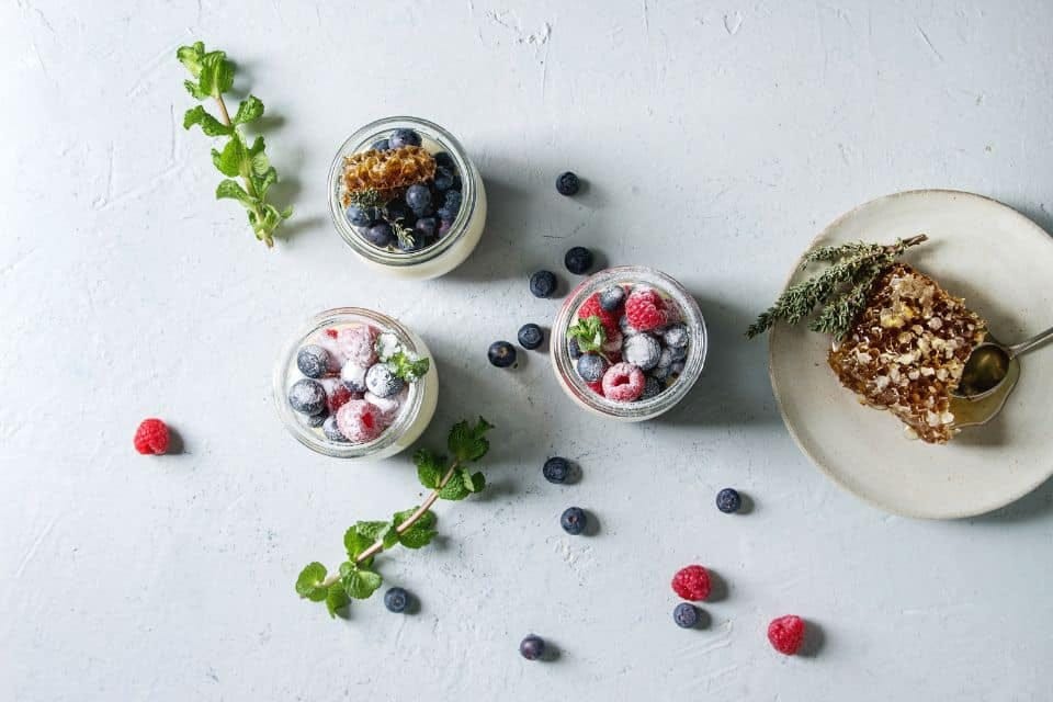 Lavendel-Panna Cotta mit Honig und Beeren