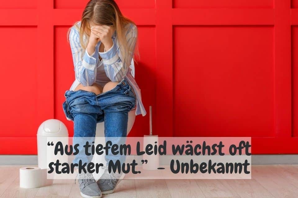 Ein verzweifeltes Mädchen sitzt auf einer Toilette und hält den Kopf in den Händen, vor einer knallroten Wand. Darunter steht der Text: