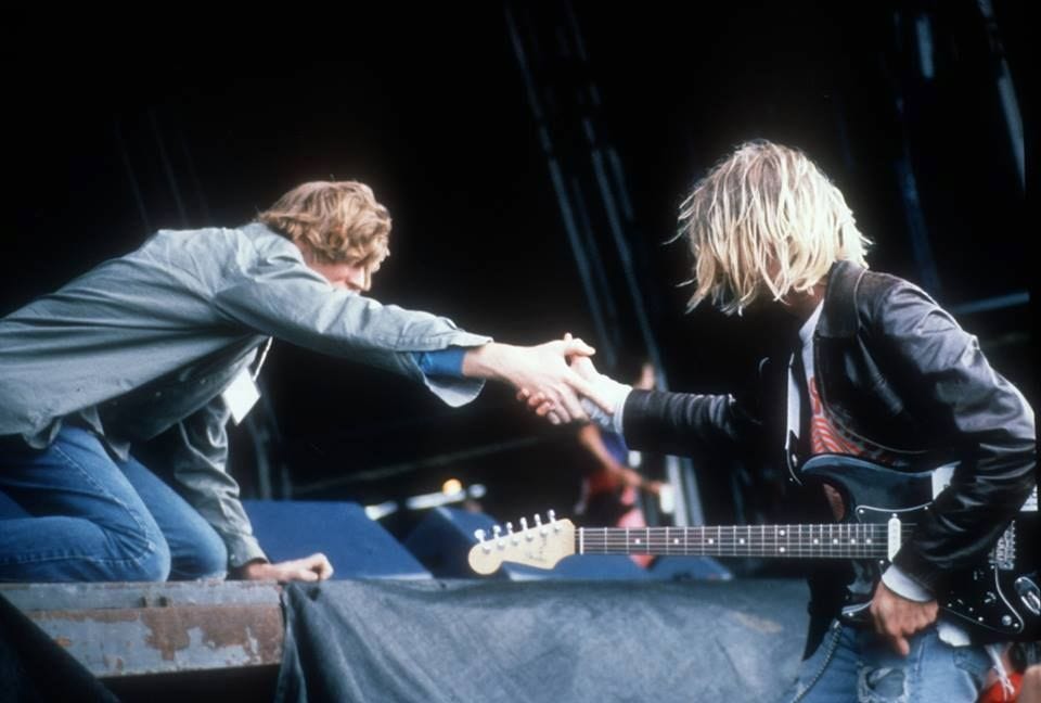 Thuston Moore e Kurt Cobain durante a tour europeia registrada em “The Year Punk Broke”