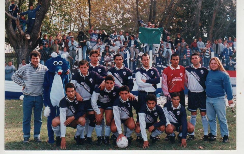 Equipe posado do Belgrano de Arequito em 1996, comandado por Jorge Sampaoli.