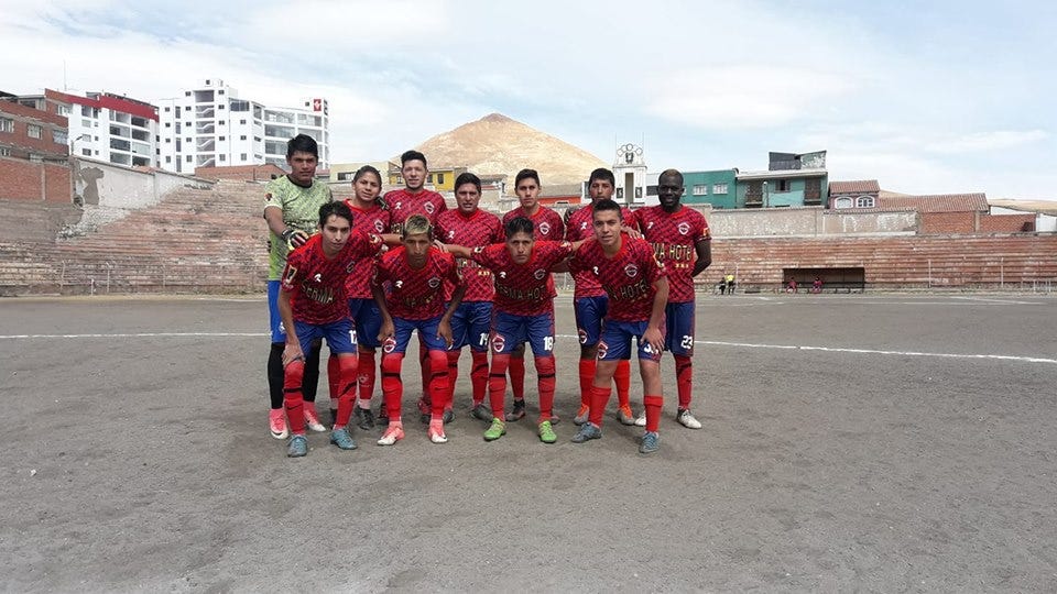 Elenco posado do Club Stormers San Lorenzo, de Potosí, na Bolívia.