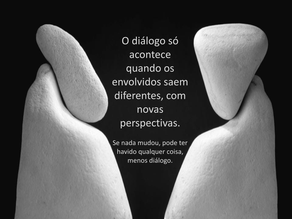 Imagem de duas rochas com formato de pessoas viradas uma para a outra com um texto central escrito: "O diálogo só acontece quando os envolvidos saem diferentes, com novas perspectivas. Se nada mudou, pode ter havido qualquer coisa, menos diálogo."