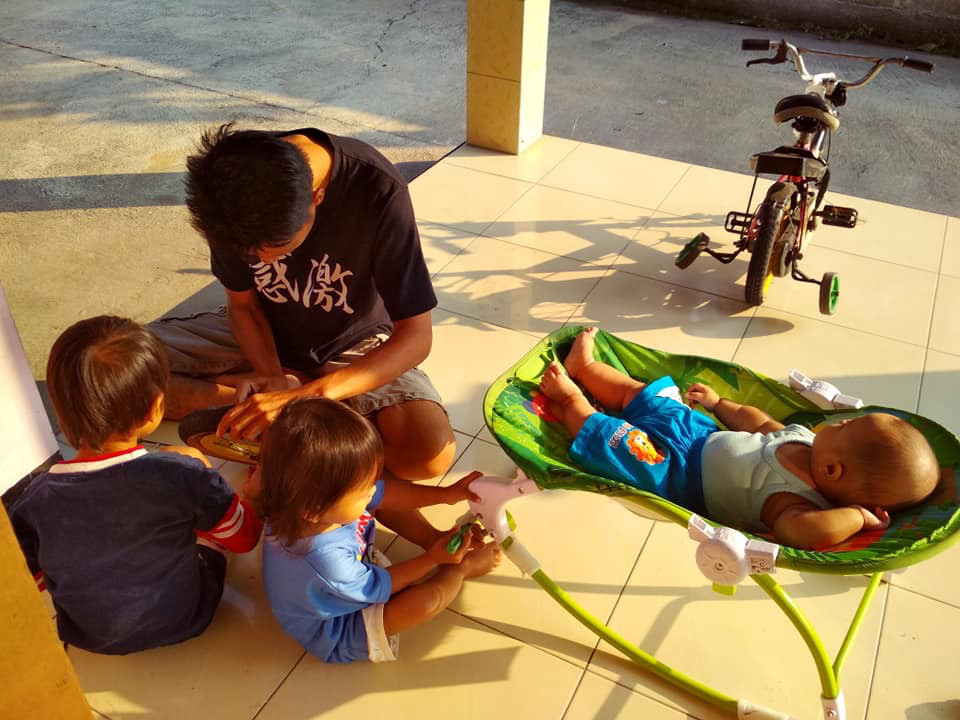 Pagi pagi bengkel sepeda anak bersama anak-anak