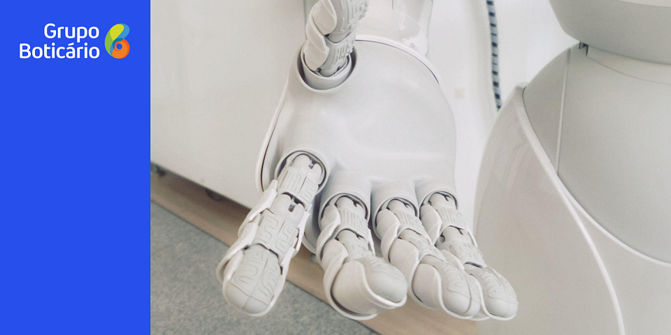 Mão estendida de um robô branco