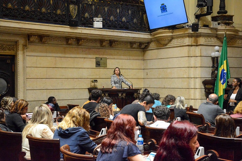 Carla Cavalari discursando na Câmara de Vereadores do Rio de Janeiro. Imagem: Facebook