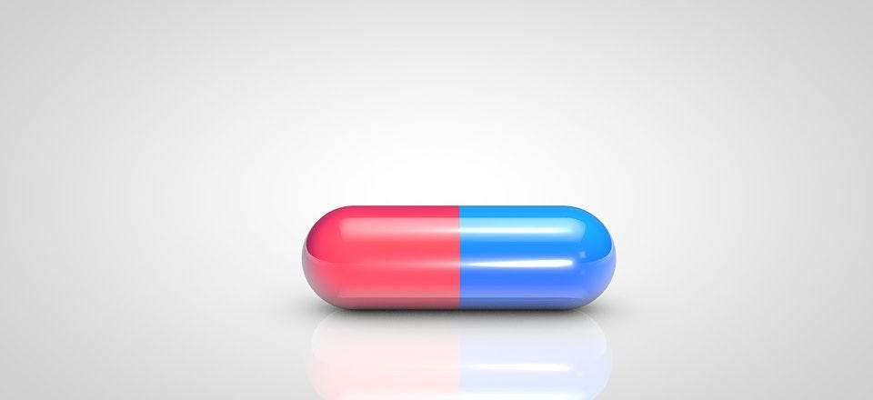 Foto van een rood-blauw pil