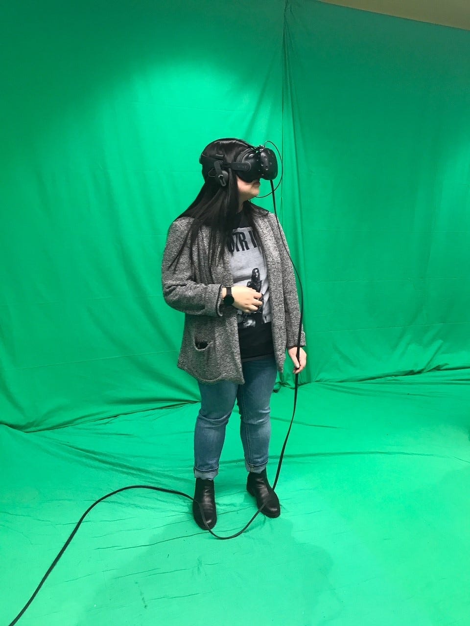 Photo: Patiño-Liu testing VR games for the program
Credit: Patiño-Liu
