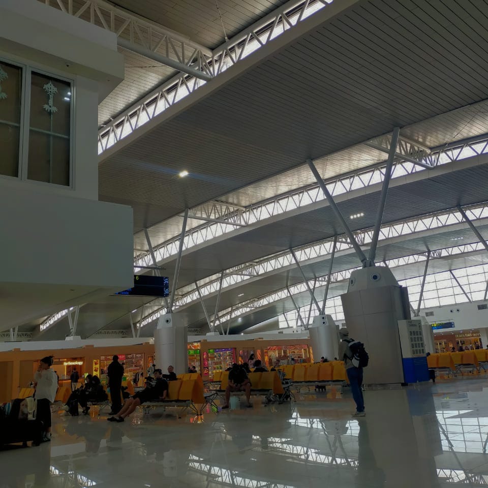 Bandara dan Perpisahan Bandara dan Perpisahan
