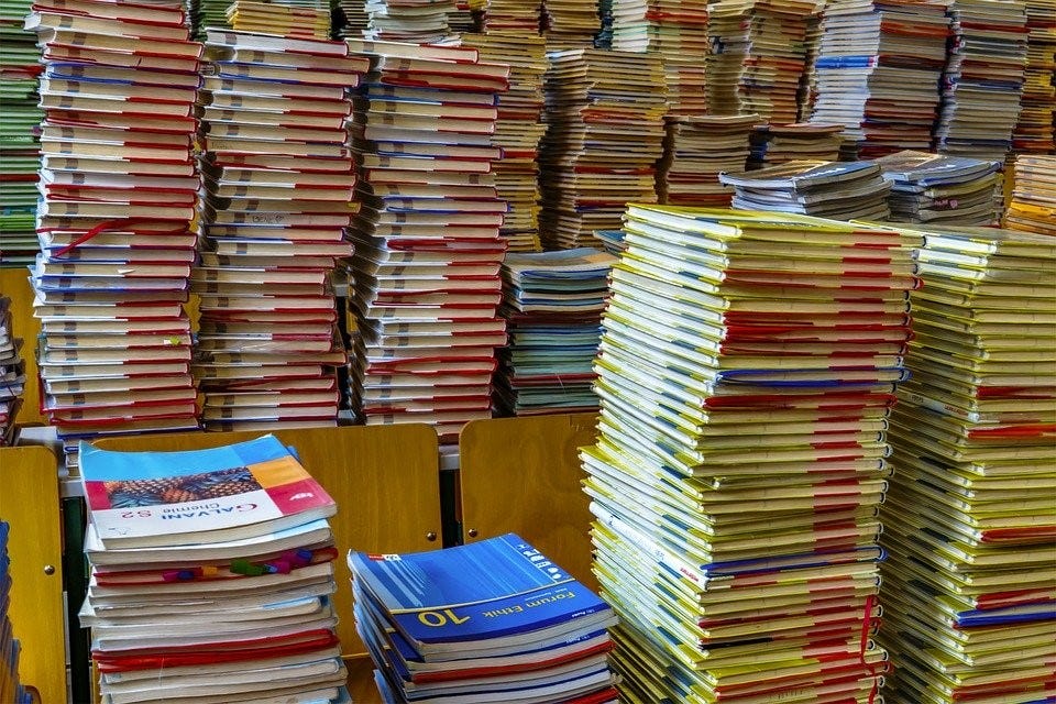 Livros didáticos empilhados (Foto: domínio público)