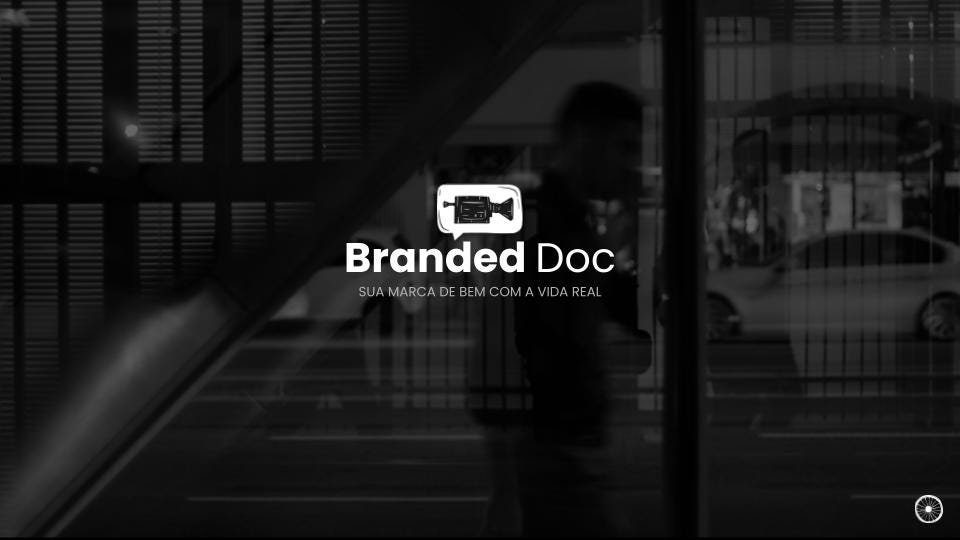 Capa do e-book da Deusdará Filmes. Sobre uma foto em preto e branco da Avenida Paulista, está escrito: Branded Doc, sua marca de bem com a vida real.