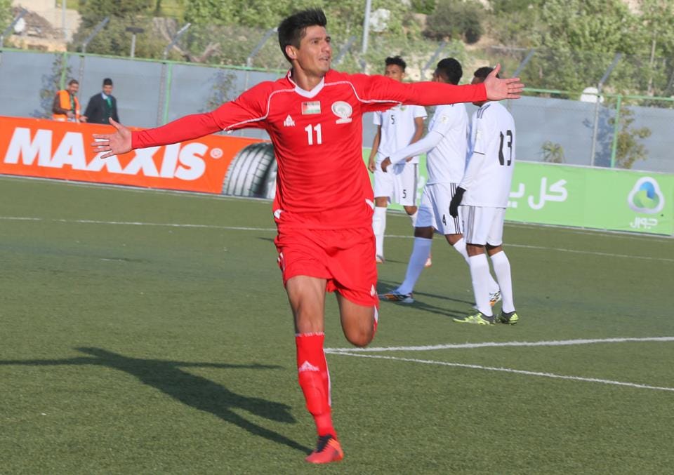 Yashir Pinto Islame com a camisa da seleção de futebol da Palestina.