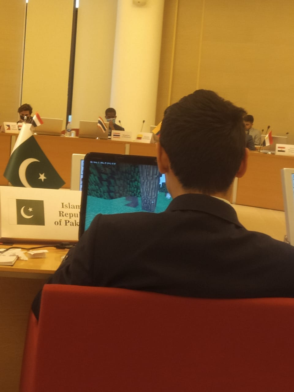 Foreign Affairs Minister Playing Minecraft